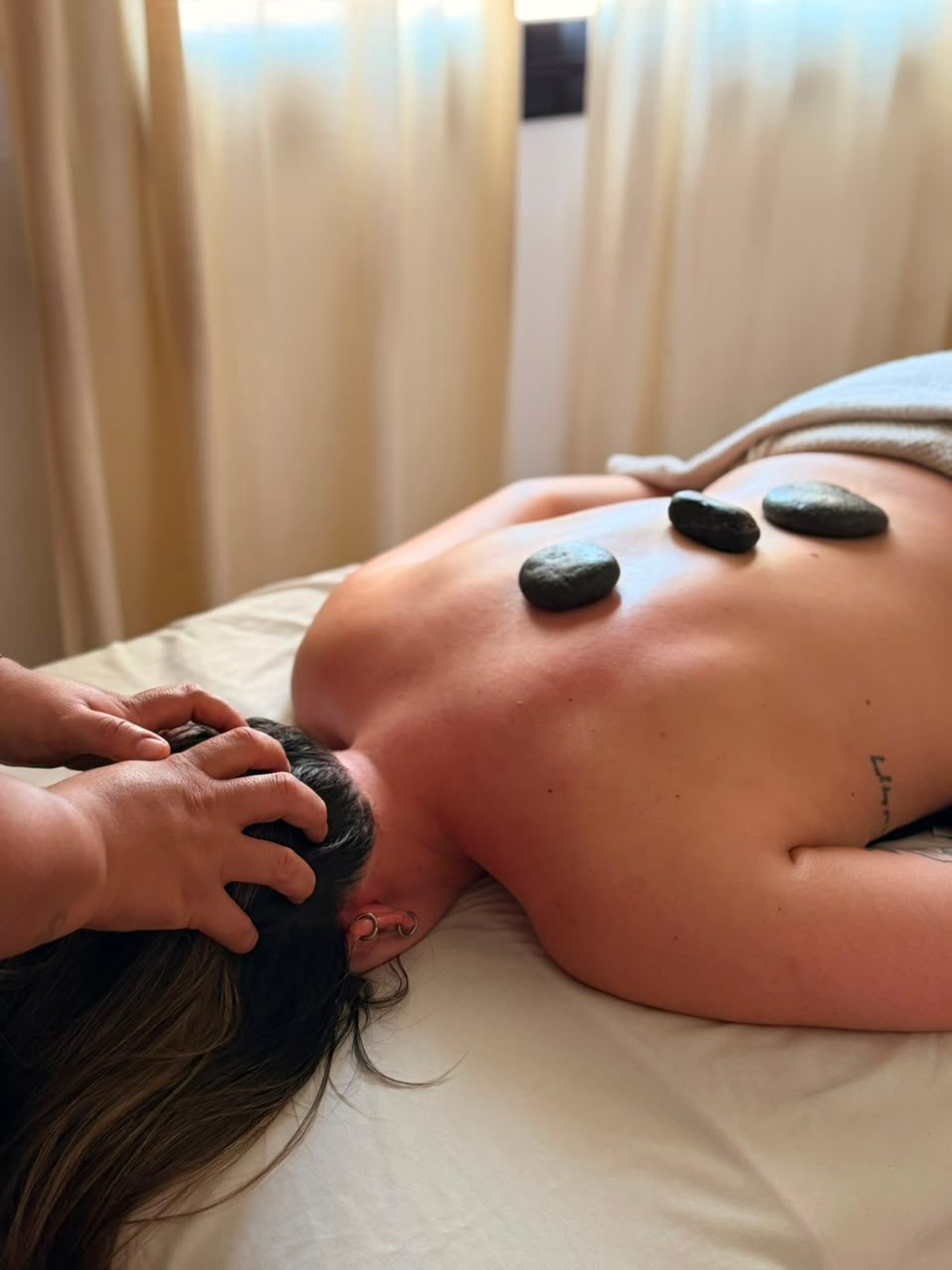 Sesión de masajes con piedras calientes