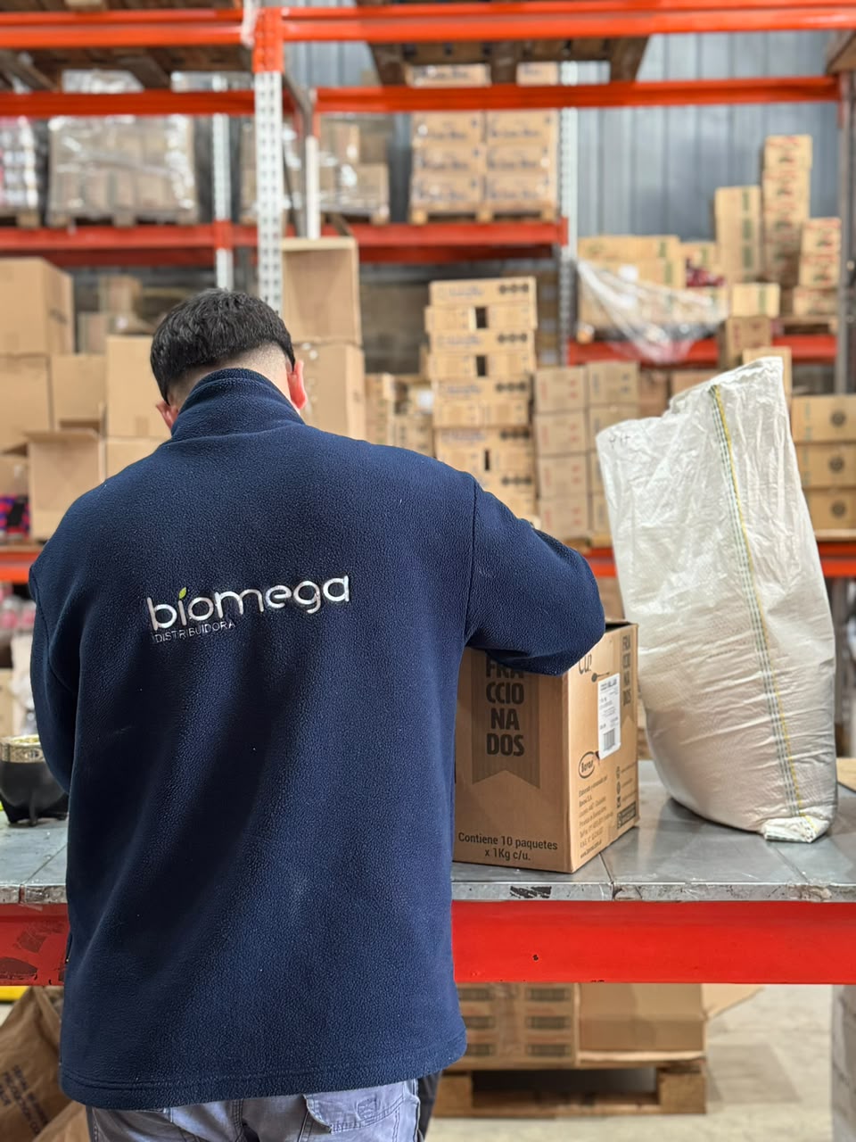 Biomega — Operario fraccionando mercadería en el depósito