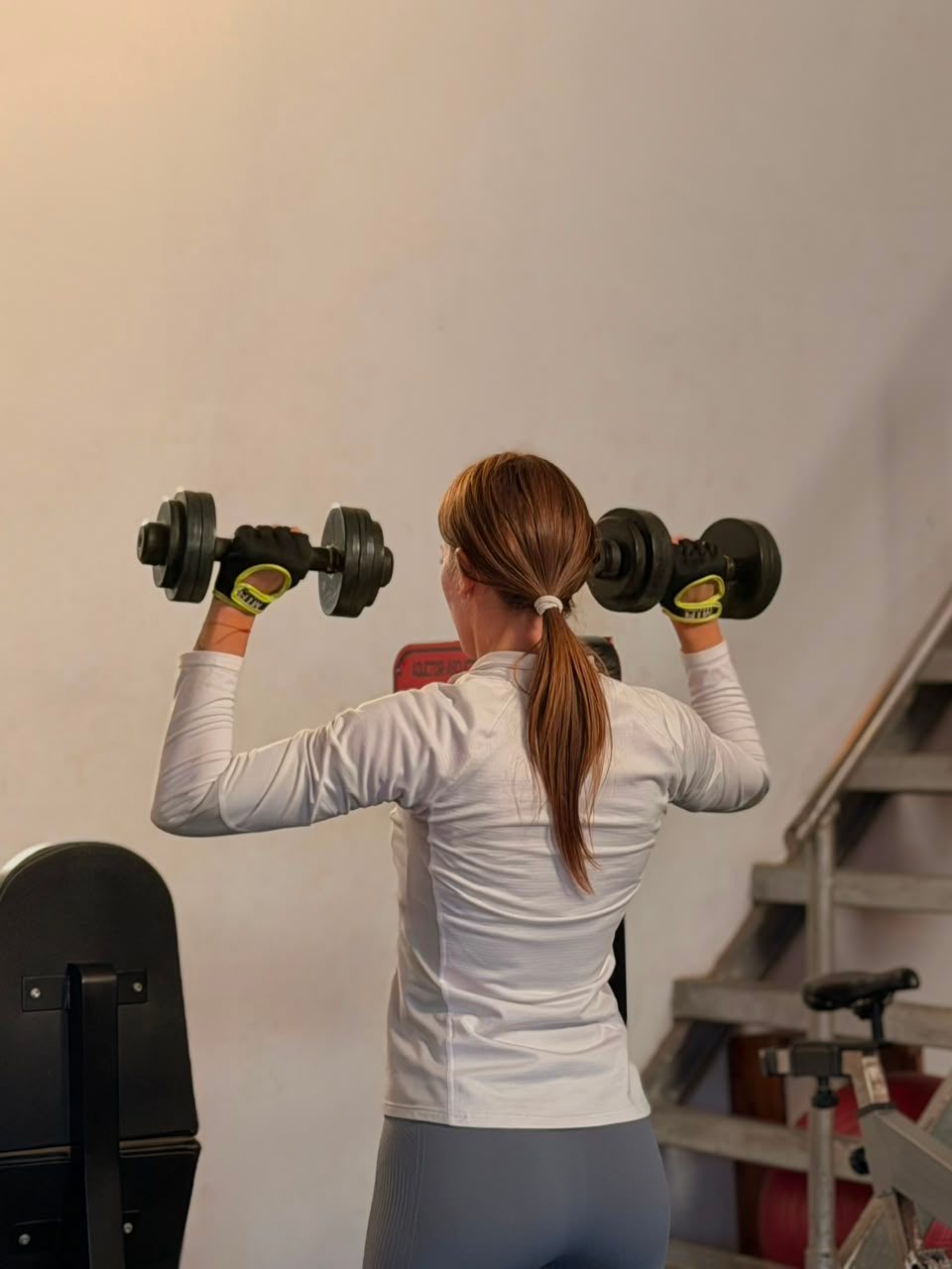 Equilibrio Gimnasio — Ejercicio de press de hombros con mancuernas