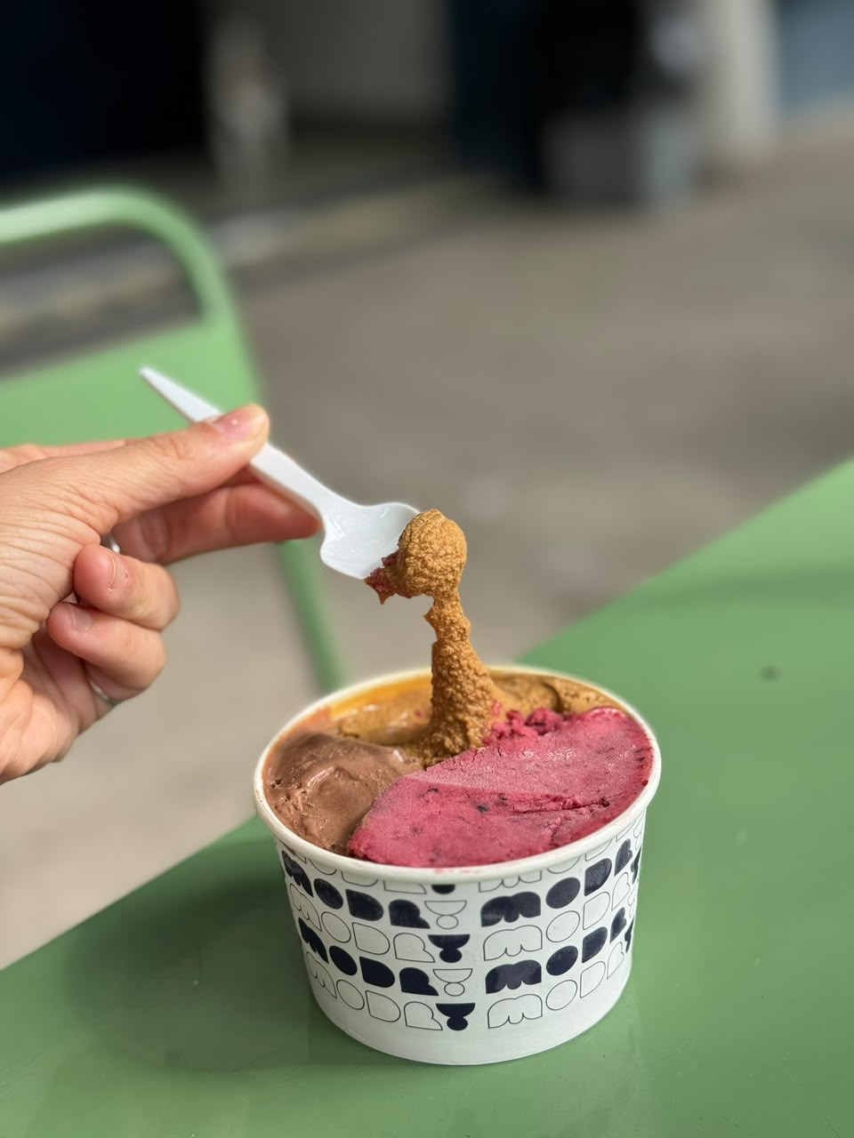 Modry — Cucharada de helado con dulce de leche sobre vaso de chocolate y frutos rojos