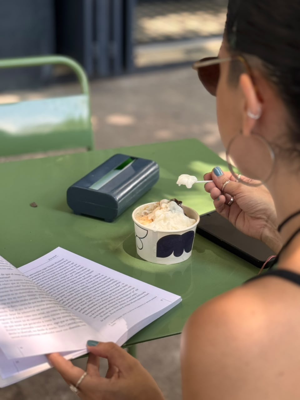 Modry — Clienta disfrutando un helado mientras lee