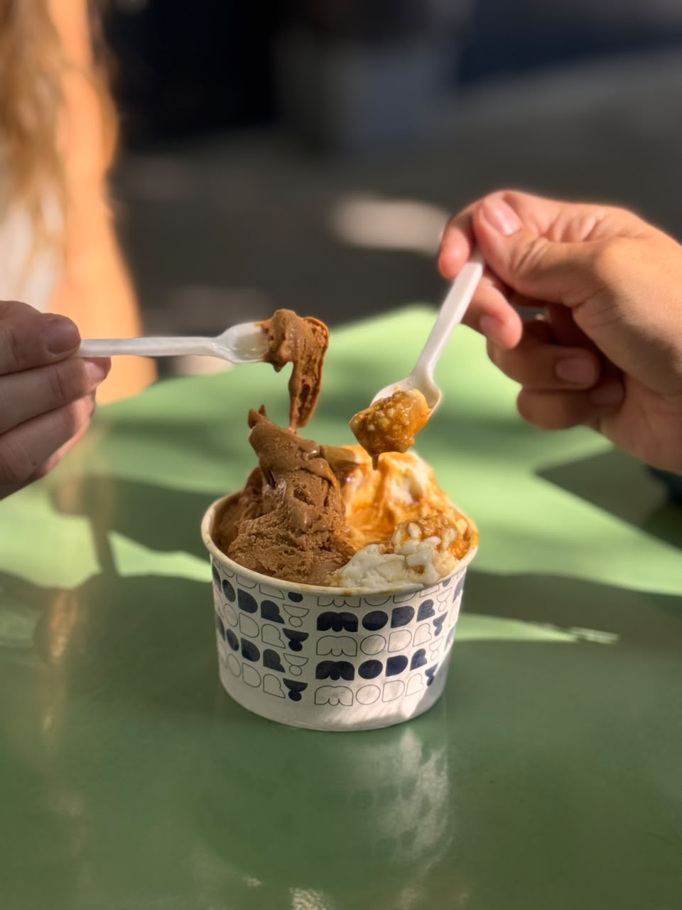 Modry — Dos personas compartiendo un vaso de helado